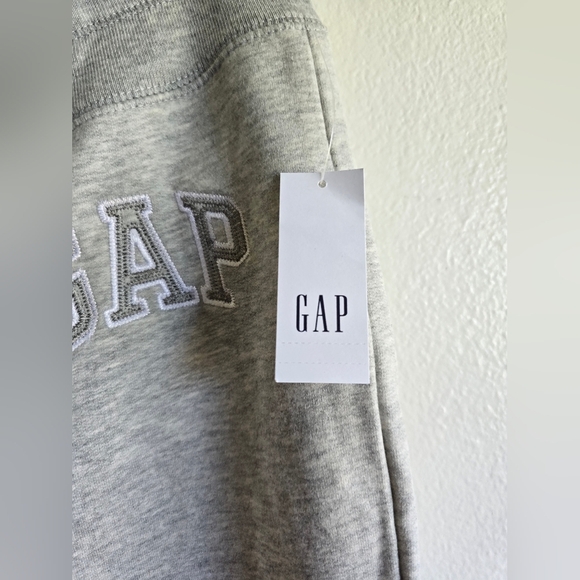 NWT- GAP, Arch Logo Fleece Joggers,Light Gray Heather, Size Large - Picture 3 of 8